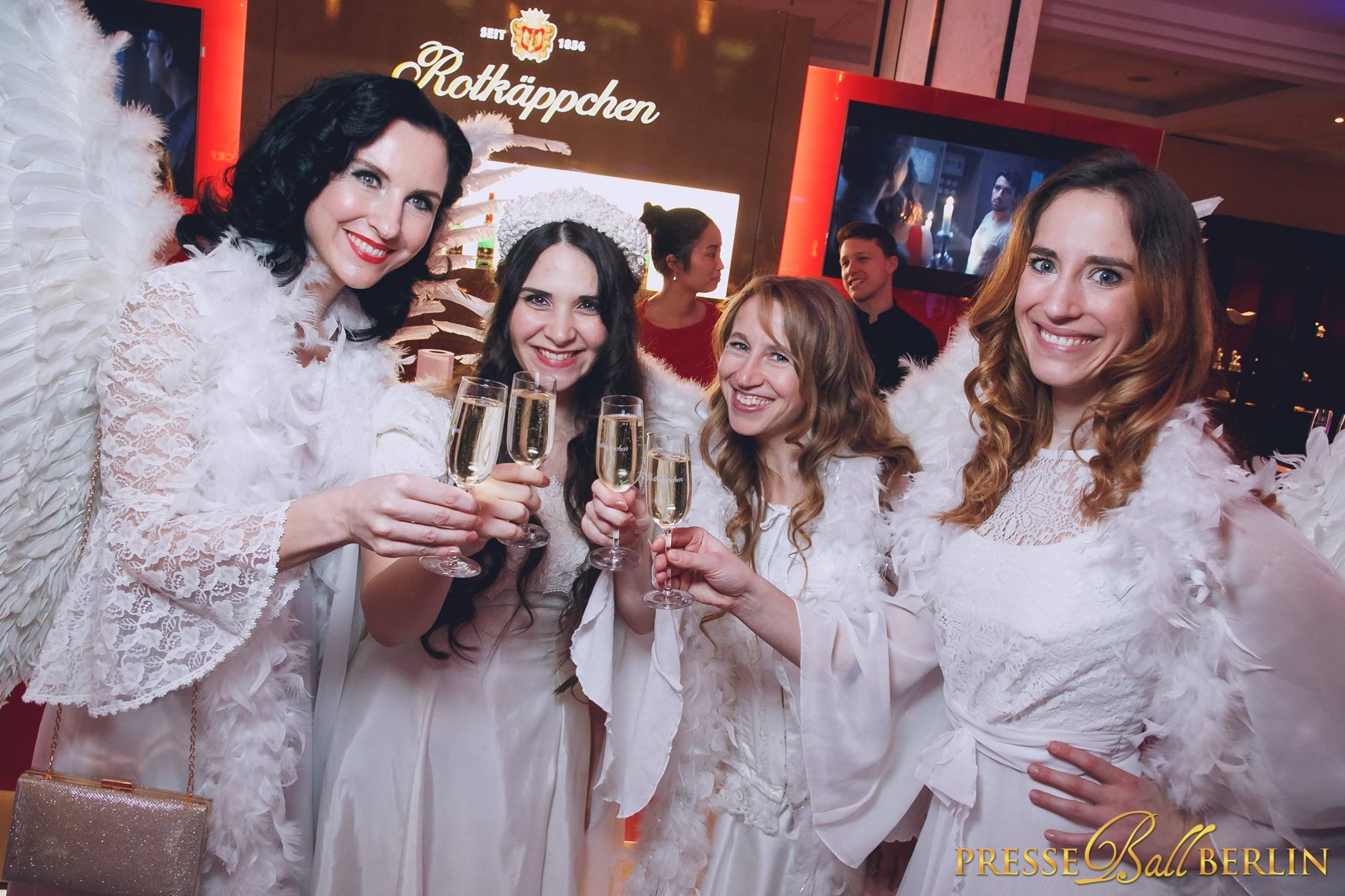 Sechs Engel von Angelas Engel-Agentur beim Berliner Presseball 2019