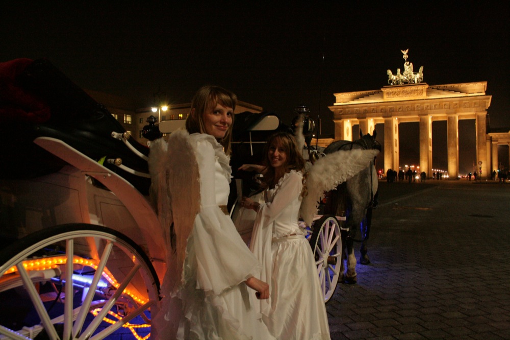 Engel Sonja und Engel Angela von Angelas Engel-Agentur neben einer weißen Kutsche am Brandenburger Tor